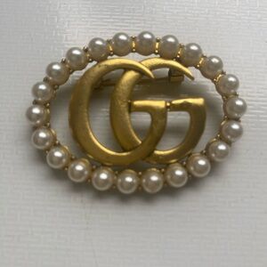 GG brooch pearl and gold plated